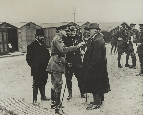 Minister of Munitions, David Lloyd George (right), confers with General Sir Douglas Haig (second left), 1916