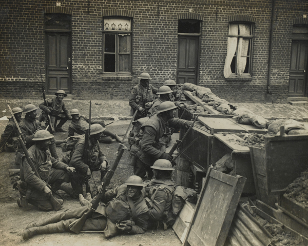 Soldiers from The Duke of Cambridge's Own (Middlesex Regiment) at a street barricade, Spring 1918 