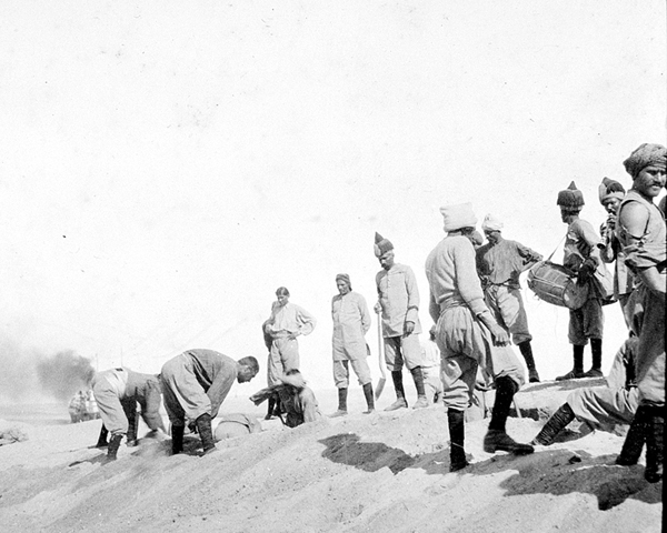 Digging defences along the Suez Canal, 1915 