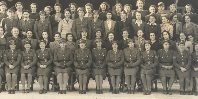 Group photograph of an ATS cadre course, Palestine, 1942