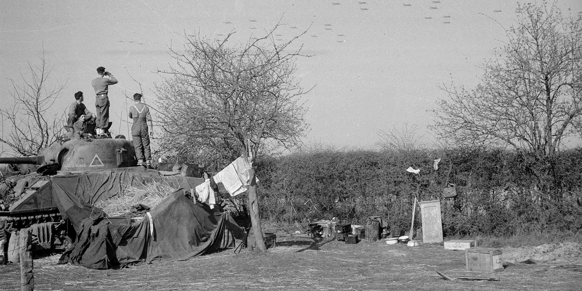 British soldiers watching airborne forces fly over the Rhine, 24 March 1945