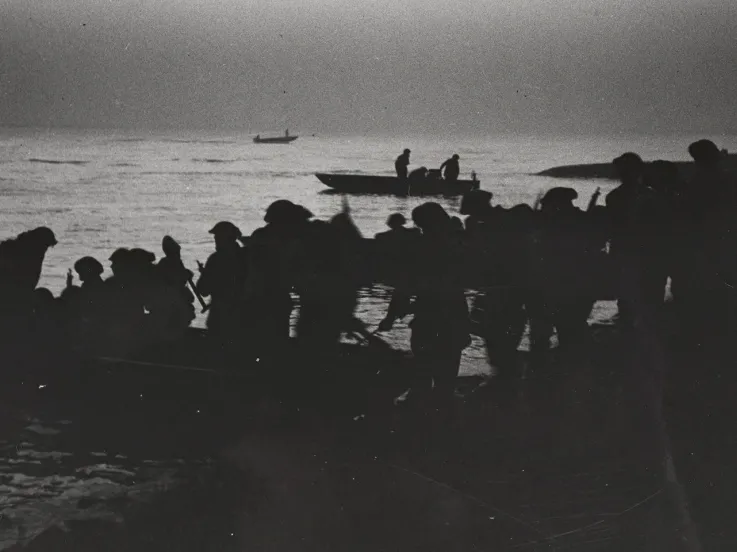 Troops boarding storm boats and crossing the Rhine at dawn, 24 March 1945