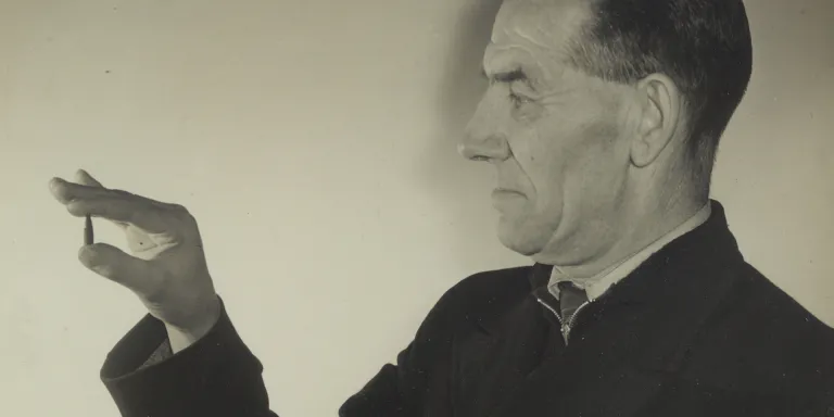 Alfred Smith, photographed in 1954, holding up the bullet which had remained in his lung for 26 years